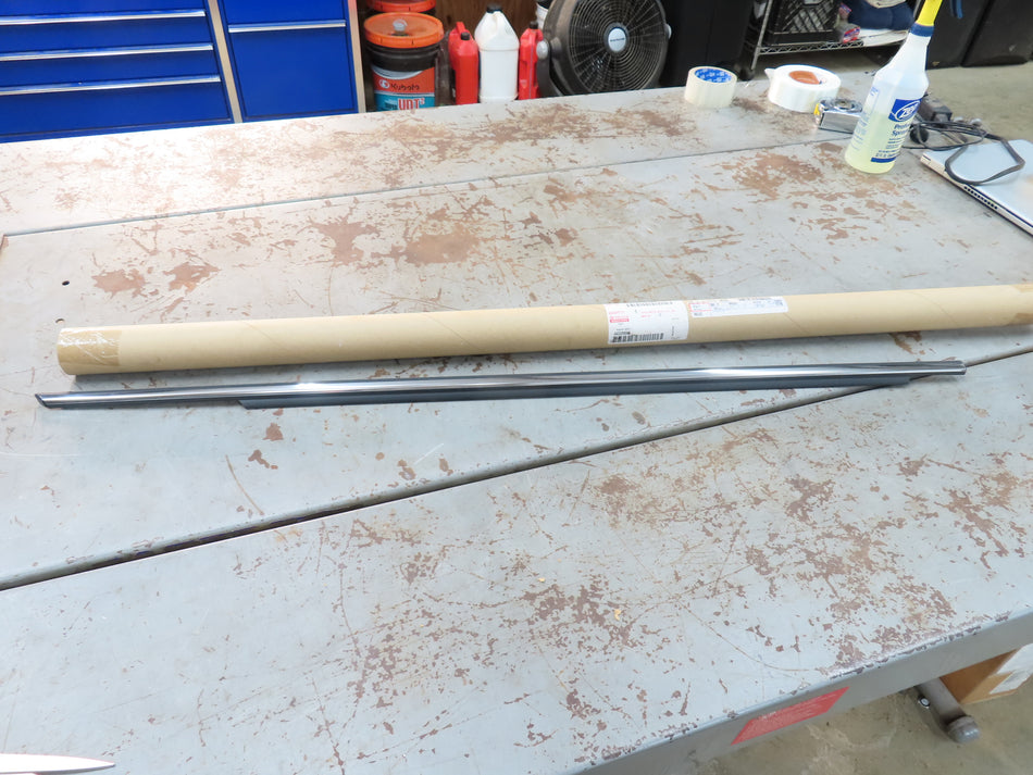 Toyota 75710-06080 Front Door Belt Seal Sweep Trim RH 07-11 Camry