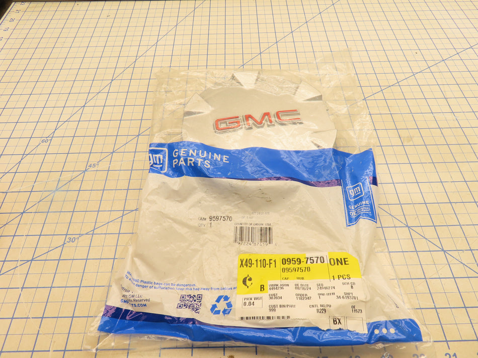 GM 9597570 09597570 Center Hub Cap GMC Silver Factory Sealed General Motors